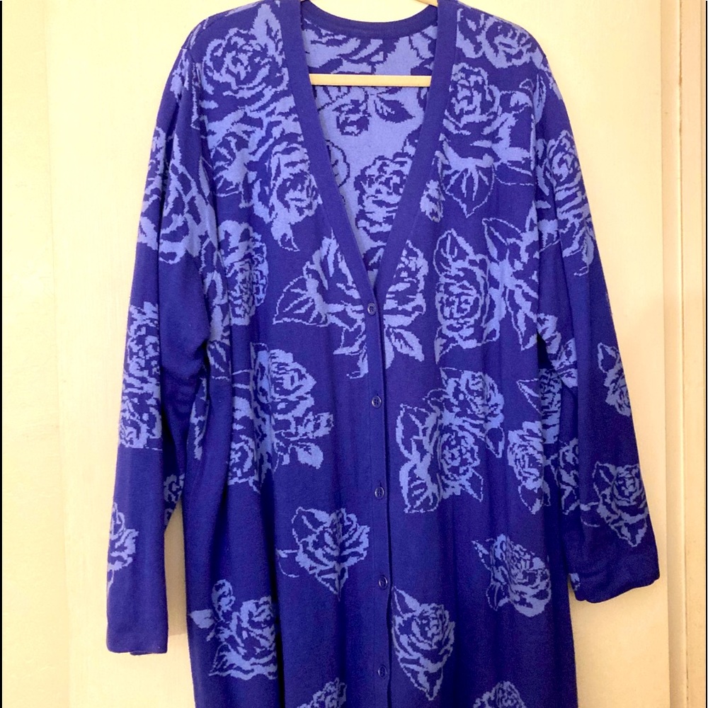 Lovely Isaac Mizrahi knee length sweater